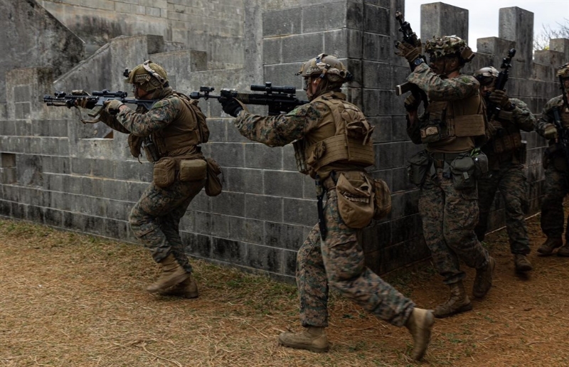 日本沖繩漢森營區的美國海軍陸戰隊軍人。