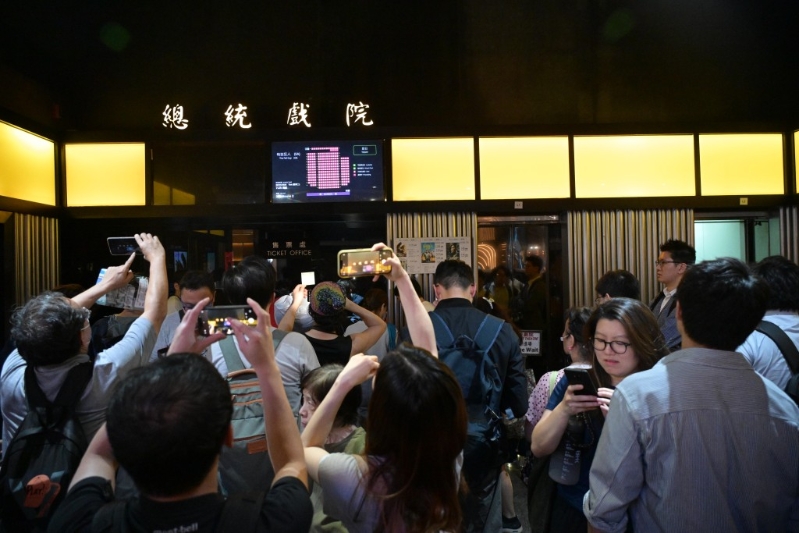 總統戲院尾場放映前，有市民在售票處前拍照留念。