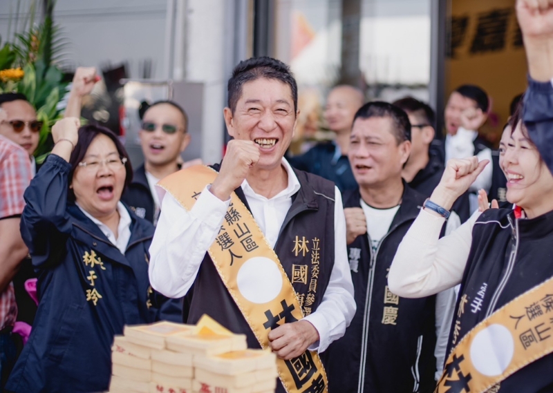 林國慶（中）