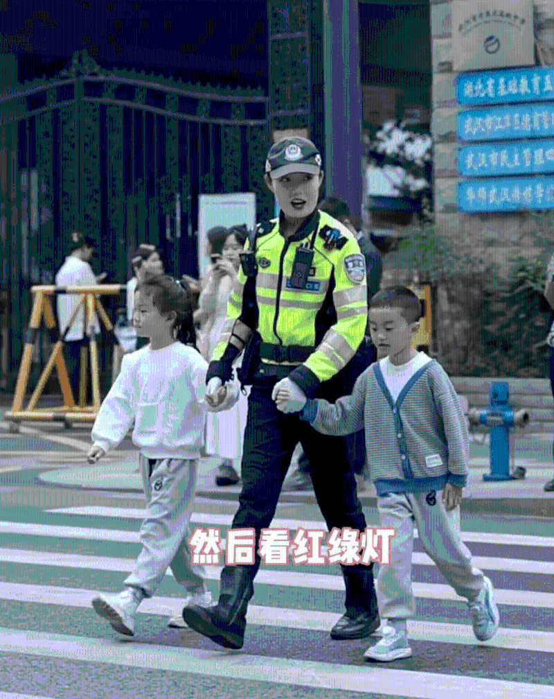 武漢警花溫柔教導小朋友過馬路。 武漢警花溫柔教導小朋友過馬路。