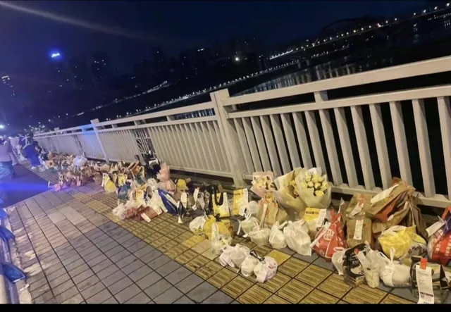 大量網民訂外賣送到武漢長江大橋旁悼念。