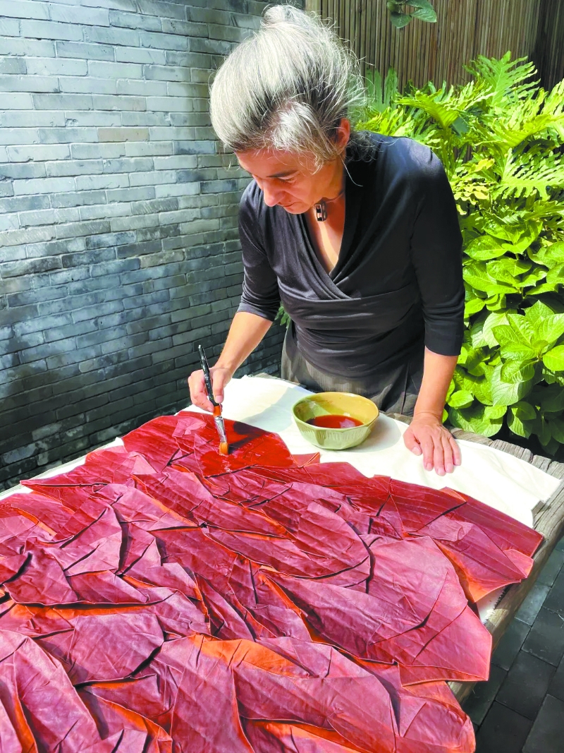 凱瑟琳用薯莨汁覆染作品。