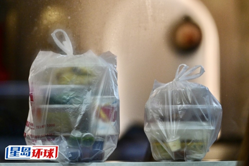 局方指自走塑新例實施后，市民買外賣不再要即棄餐具。 資料圖片