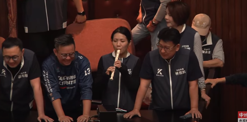 “立院”今表決開戰，徐巧芯吹直笛。