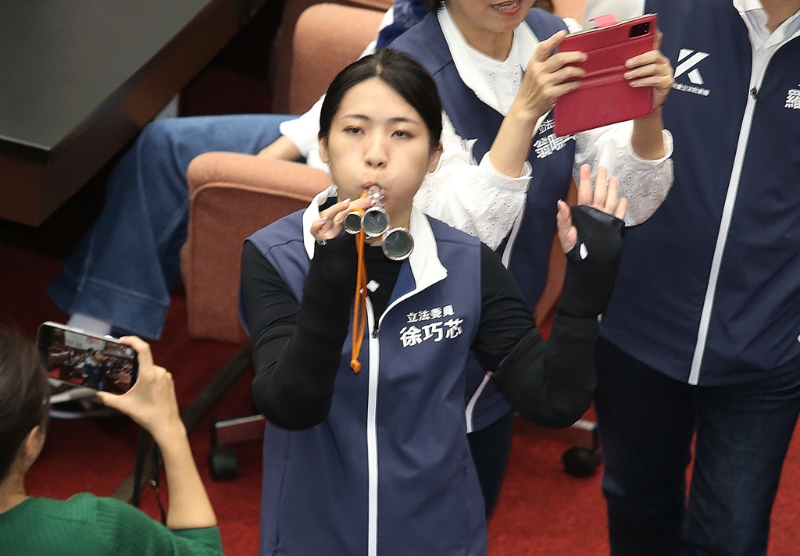 “立法院”17日院會表決“國家通訊傳播委員會組織法第四條及第五條條文修正草案”時，徐巧芯一度吹起汽笛。 （姚志平攝）