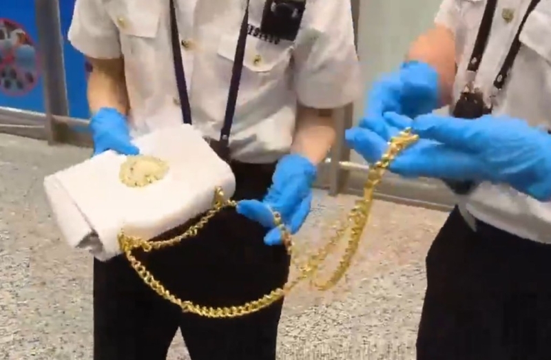 廣州海關截獲2名入境旅客，企圖以”手袋鏈“走私黃金入境。