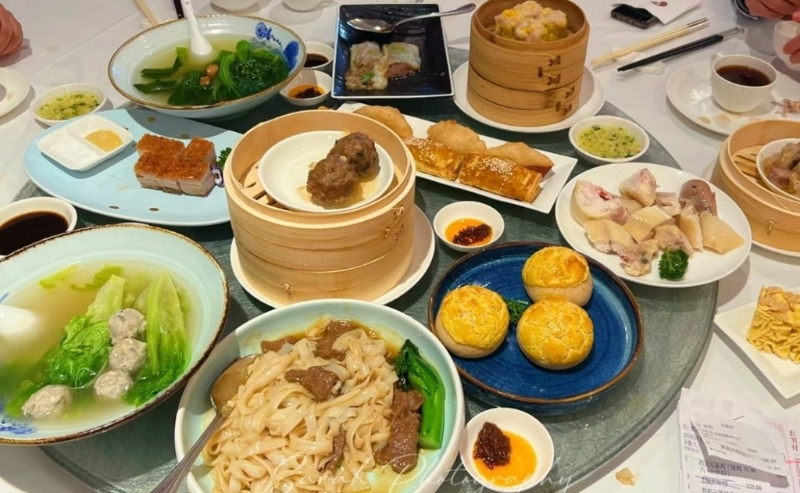 位于中國首家五星級酒店白天鵝賓館內，與酒店內的玉堂春暖，同是米芝蓮一星粵菜餐廳。