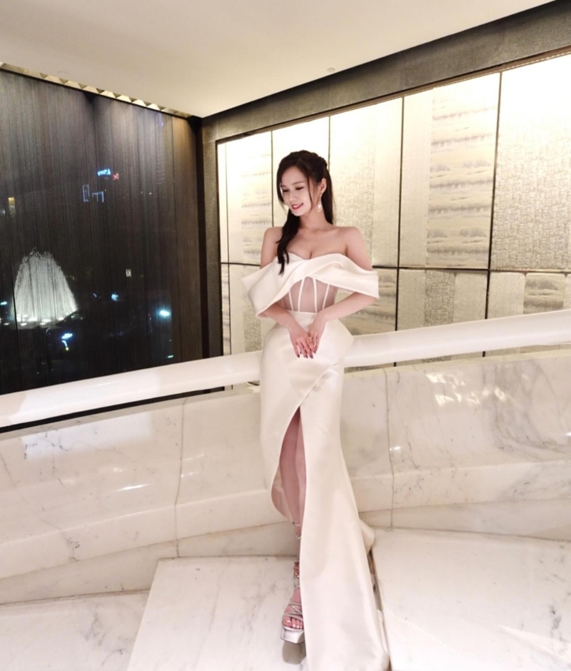 梁超怡谷胸上陣曬晚裝和穿婚紗的照片，令網民大為驚喜。