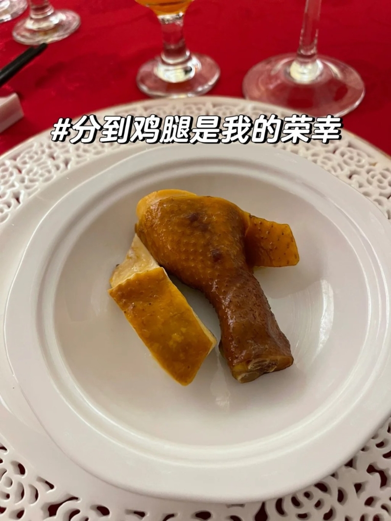 分派雞件時，樓主搞笑表示“分到雞腿是我的榮幸”