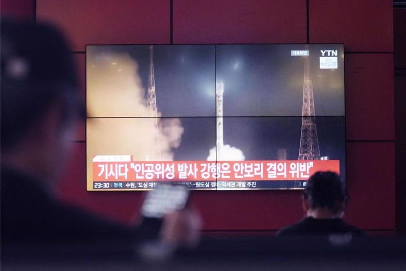 朝鮮清晨向東部海域發射彈道導彈。 圖為朝鮮27日晚間發射軍事偵察衛星，但升空2分鐘就爆炸。美聯社