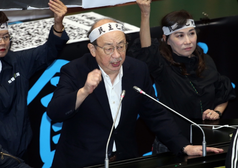 綠委總召柯建銘（中）見國會改革法案表決無力回天，只好喊出北京管轄等字眼表達不滿。中時資料圖