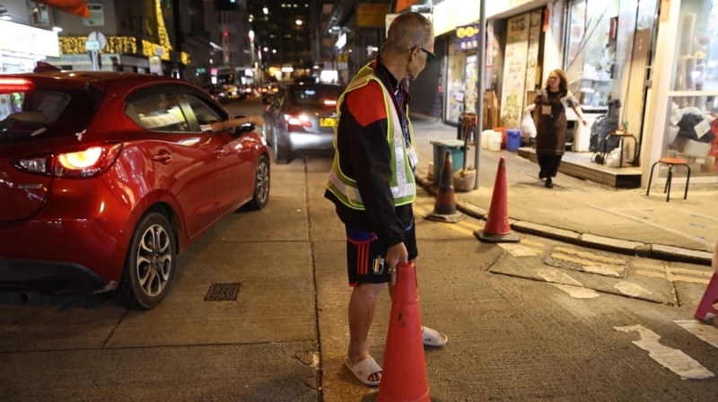 Ricky近年在廟街當義務工作，指揮途經的車輛穿過行車路，亦會幫助協助車輛泊車。