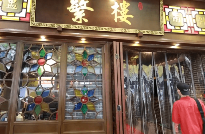 早餐他去了深圳大受歡迎的 “蜃樓”，他形容為“粵式茶餐廳”
