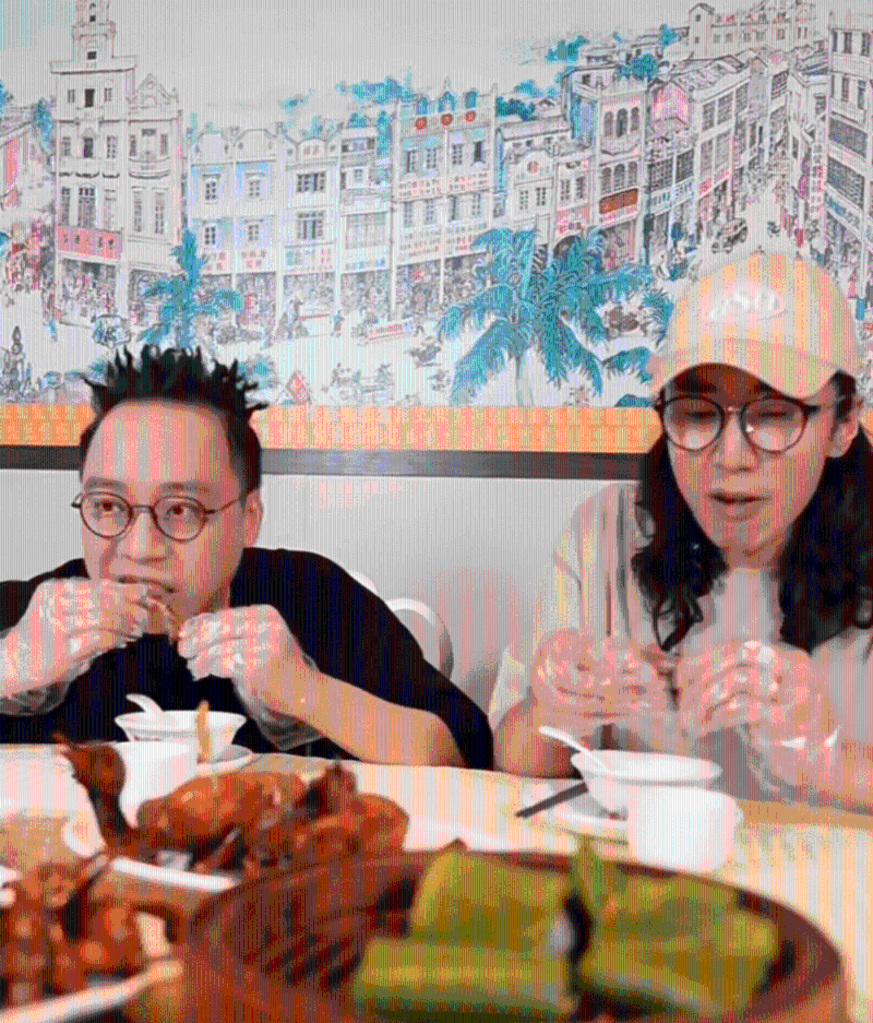 C君、陸永吃烤乳鴿，吃得津津有味。