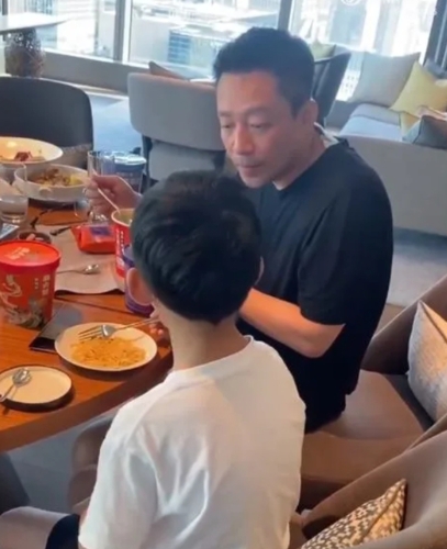 汪小菲和兒子箖箖。翻攝自微博