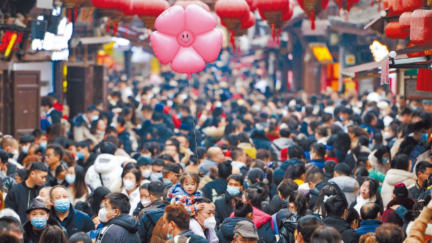 今年國內旅游市場暢旺。 今年國內旅游市場暢旺。
