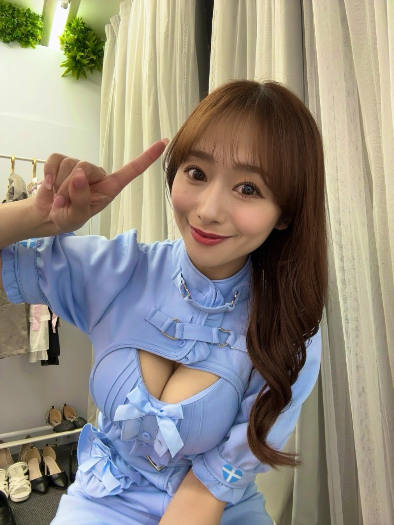 白石茉莉奈被封“最強媽媽”、“暗黑人妻”。