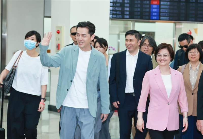 胡歌昨早抵臺，一路上開心揮手微笑向媒體及粉絲打招呼。