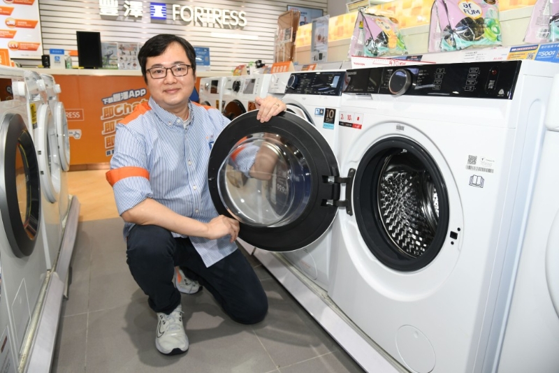 豐澤Senior Customer Advisor Ivan Cheung指洗完衫后，打開洗衣機蓋子透氣，以防異味，避免細菌滋生。