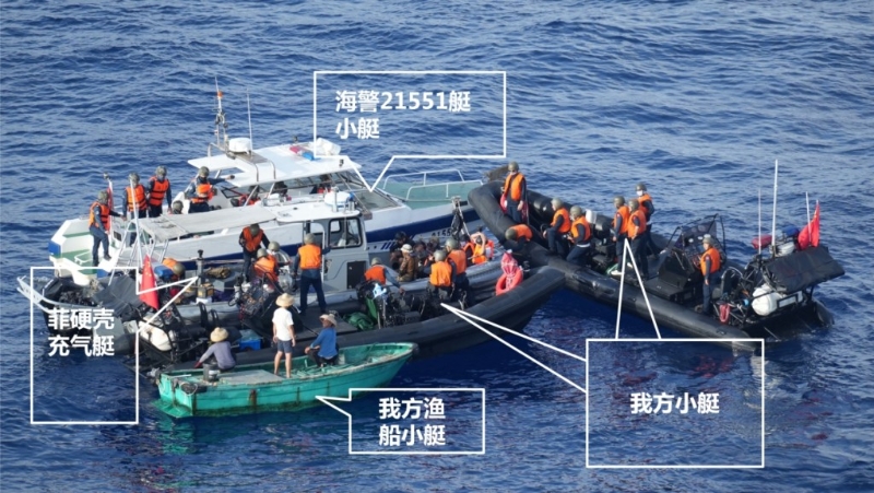 中方公布，中國三海警快艇和一漁船將菲方船包圍，中國海警并登上菲方的船檢查。
