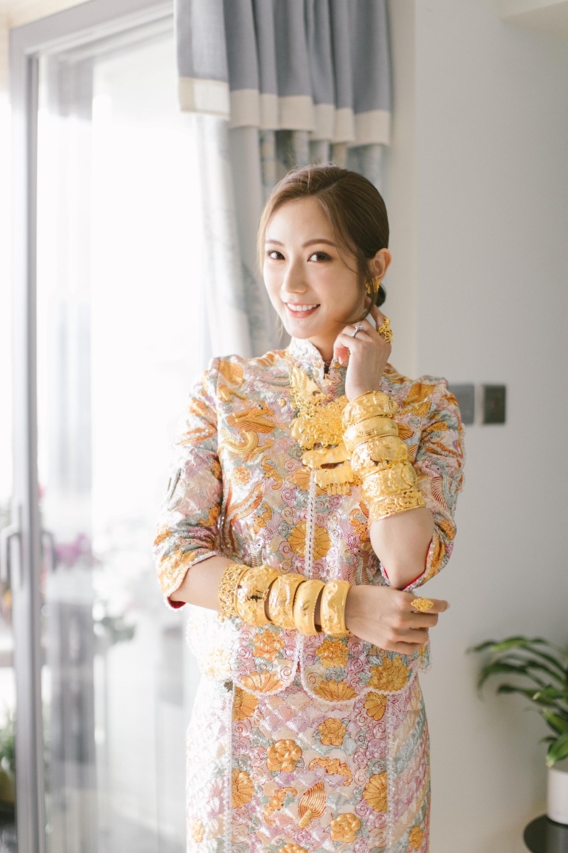 蔡嘉欣去年12月結婚，她穿上中式裙褂，所戴的金器極重手。