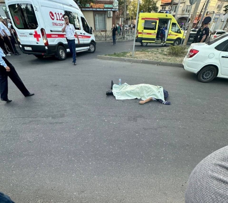 達吉斯坦遭到恐襲，當局以白布遮蓋街上一具遺體。 網上圖片