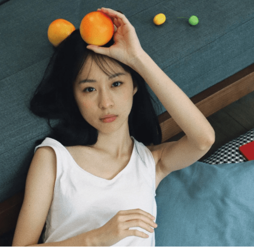 現與模特兒男友于澳洲新西蘭工作假期的新晉女演員田小凝，曾拍攝《憂郁之島》及《浮沉》等電影及短片。