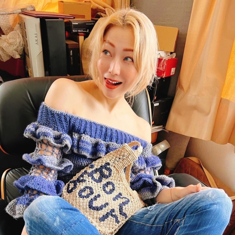 天后鄭秀文穿著露肩上衣及牛仔褲， 配襯The Jacksons的Bonjour Stellina天然黃麻手袋