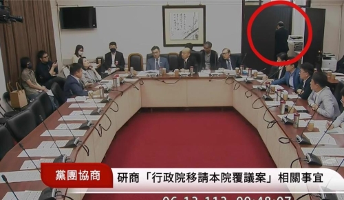 民進黨立院黨團總召柯建銘在立法院市內抽煙的畫面。