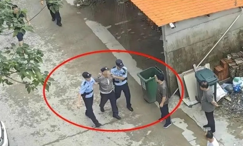 一名陳姓的男保安員被警方帶走。