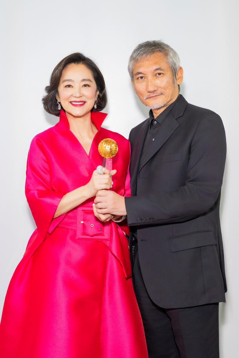 林青霞獲影響世界華人特別致敬大獎，導演徐克為林青霞頒獎。
