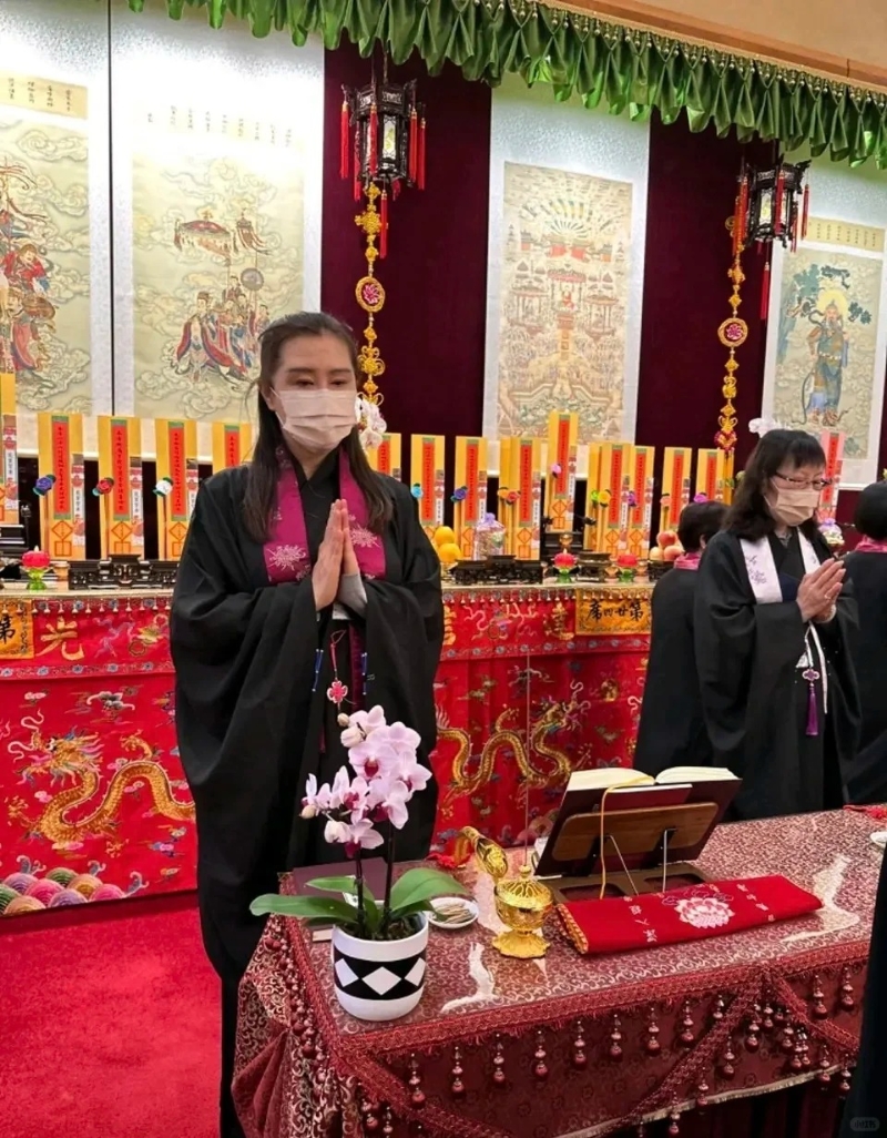 近日，又有網民在溫哥華靈巖山寺巧遇王祖賢參加水陸空大法會。