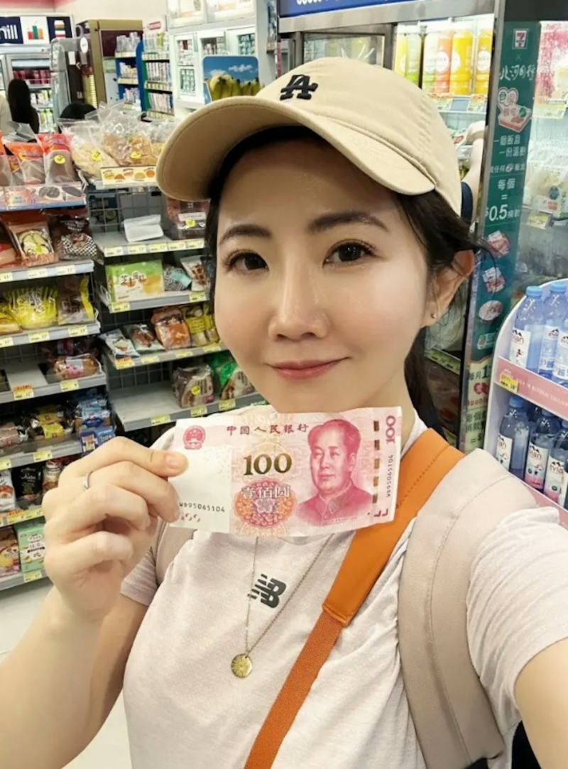 謝忻上周五(5日)在b發文指在港于便利店購買樽裝水，詢問店員可否以人民幣付款，遭身后一名男顧客大鬧“呸你!」事件引起港臺網民熱議。