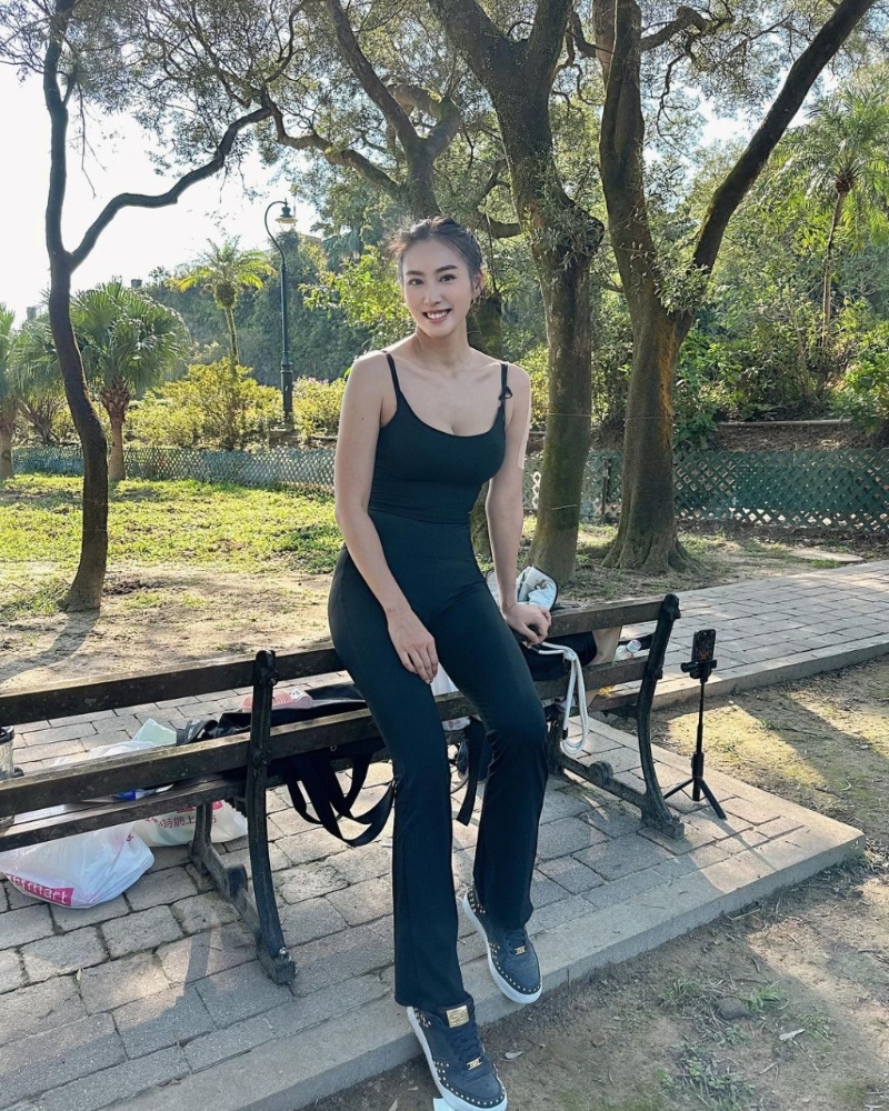 莊韻澄的外景工作照，也是網民的福利圖。