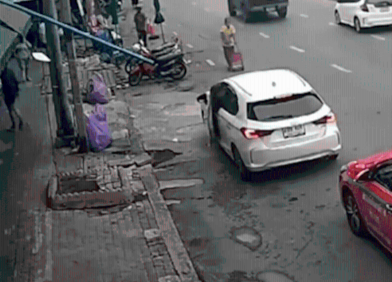 白車停泊路邊后，女子落車。1