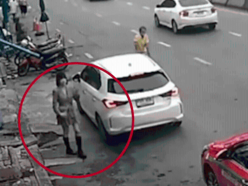 白車停泊路邊后，女子落車。