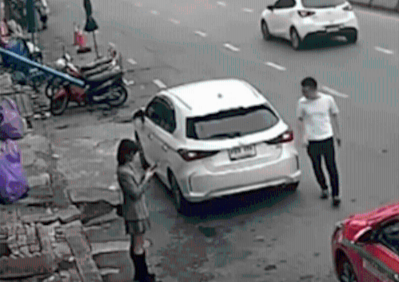 一名白衫男子落車。