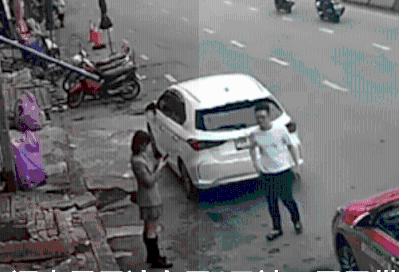 白衫男子落車后與女子有說有笑。