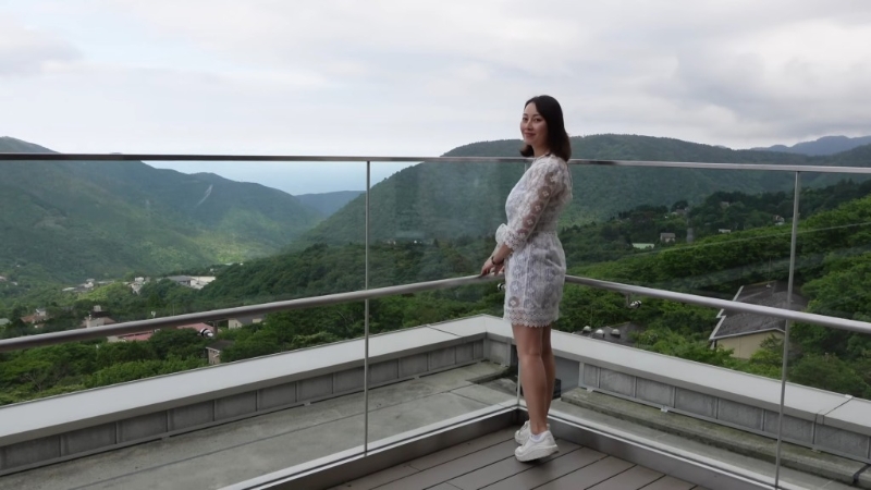 從其旅行Vlog中所見，袁嘉敏的面頰明顯較飽滿，四肢也變得較粗壯。