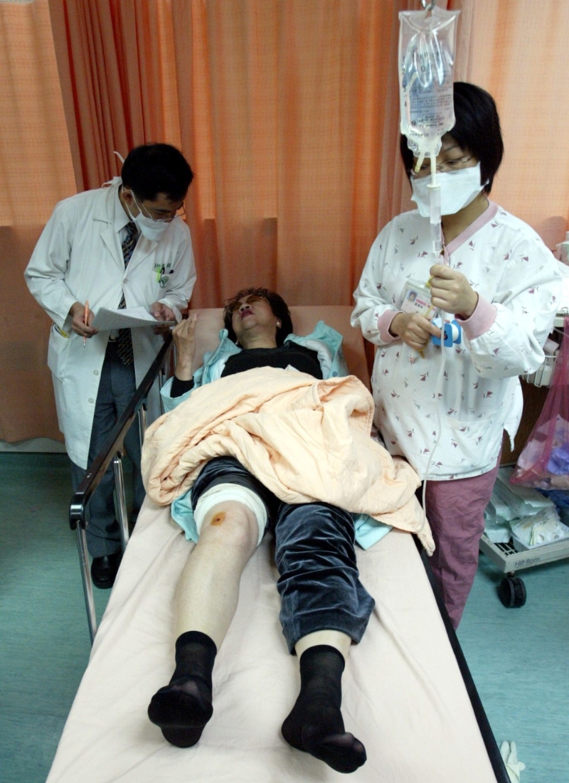 319槍擊案發生后，膝部受傷的呂秀蓮不停向醫生查問傷勢。 美聯社