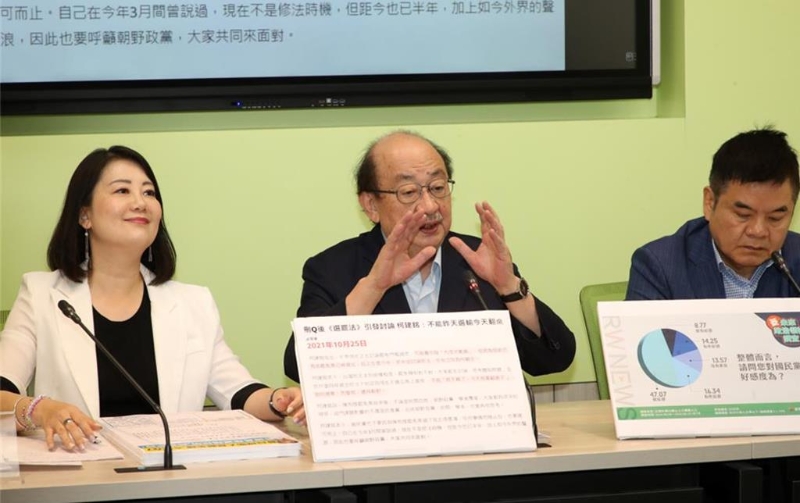民進黨立院黨團總召柯建銘表示，國民黨和民眾黨以為靠多數暴力可以為所欲為，但是這絕對是他們最大的傷害，我們有自己的原則和立場，有關于立即開放兩岸觀光和小三通絕對反對，這是大陸的問題，怎么是我們的問題。（本報資料照片）