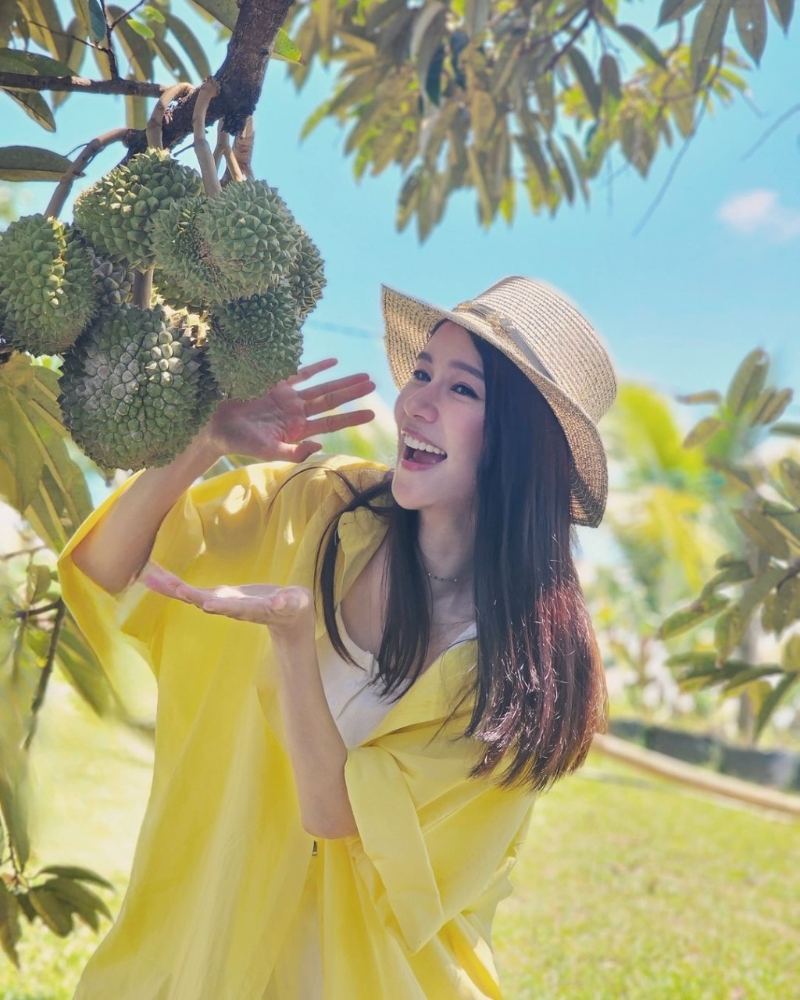 女星黃翠如以松身黃身上衣及白色背心，襯以濶邊草帽，散發愉悅的度假氣息。 （圖片來源：IG@wongtsuiyu）