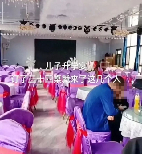 有父親因兒子剛考完，便包了飯店席開34桌要宴客，不料，只來了4個人。微博