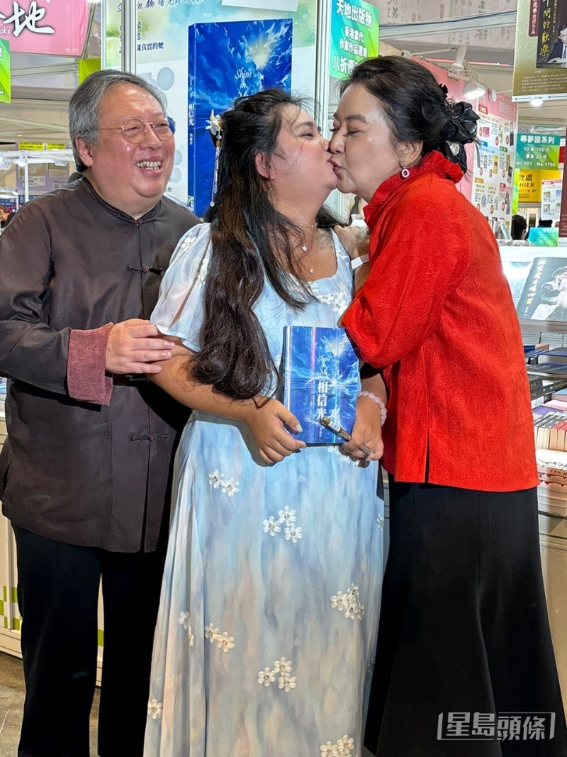 母女感情要好，即場Kiss曬母女情。