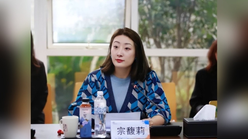 網上傳出宗馥莉辭去娃哈哈的職務后，其去向備受關注。
