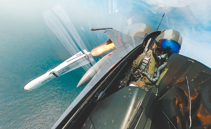 圖為臺空軍第四聯隊實施F-16V實彈射擊訓練。