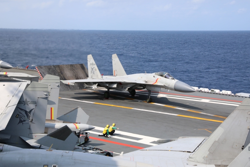 大陸殲-15艦載機準備從海軍航母“山東”艦起飛的資料照。