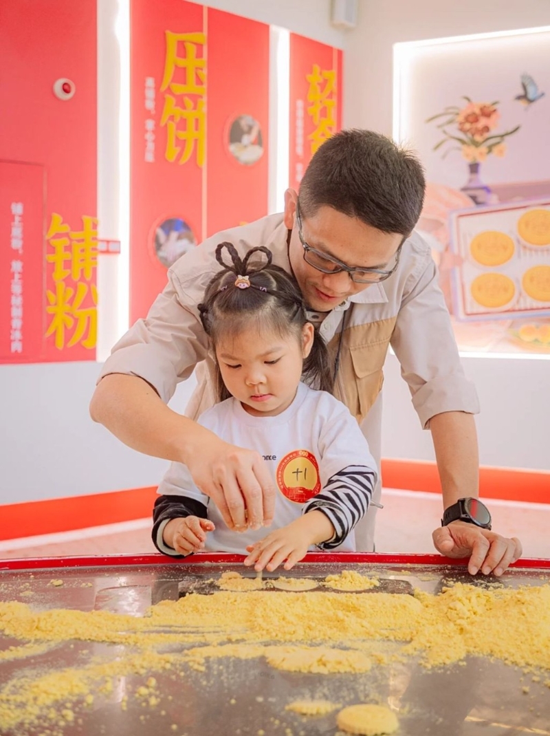 中山親子好去處2024｜2. 咀香園 免費體驗制作杏仁餅，家長和孩子齊齊做餅。（圖片來源：小紅書＠潘爸爸的童話世界）