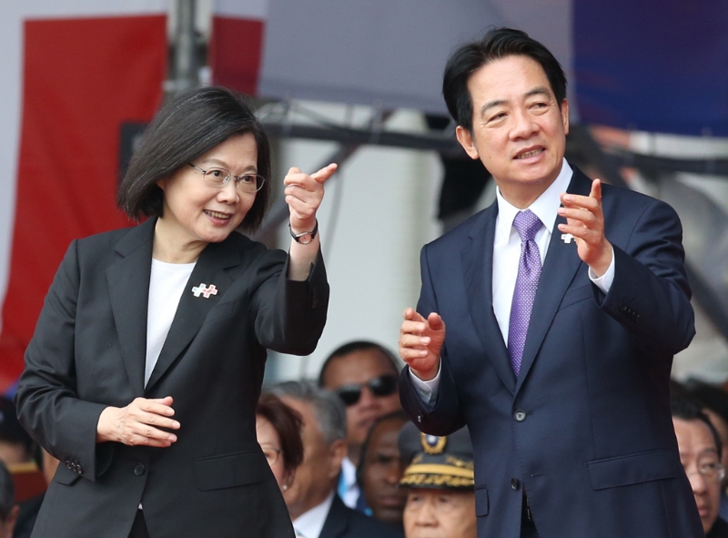前“總統”蔡英文（左）缺席民進黨“全代會”，引發外界熱議。