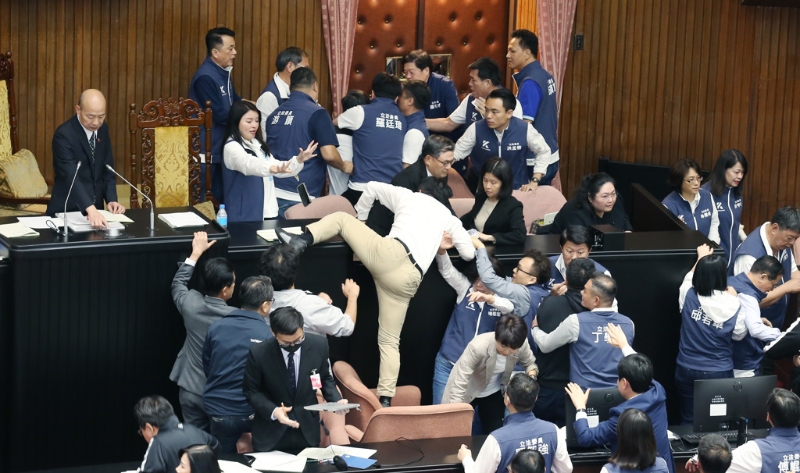 立法院表決國會改革相關法案時，藍綠立委爆發數波沖突。 （資料照）